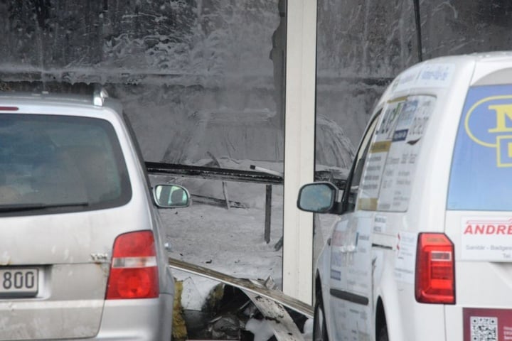Die Autos in der Halle versinken im Löschschaum.