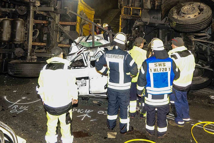 Der Dacia wurde unter dem DHL-Lkw begraben.