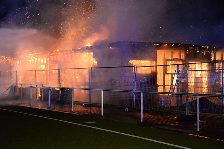 In der Nacht zu Freitag steckten Unbekannte den Rohbau in Brand.