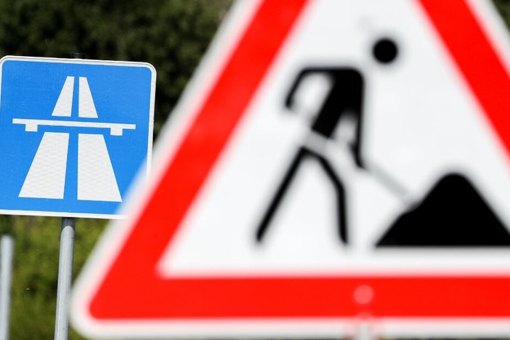 Der Fahrer war in eine Baustelle gerast. (Symbolbild)
