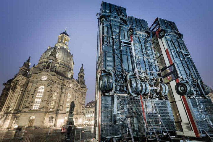 Bis Anfang April stehen die drei Busse jetzt auf dem Dresdner Neumarkt.