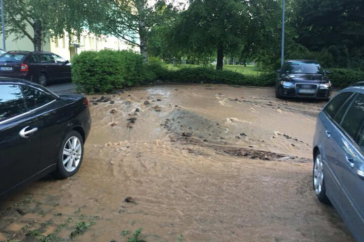 Auch die Parkplätze liefen mit den Wassermassen voll.