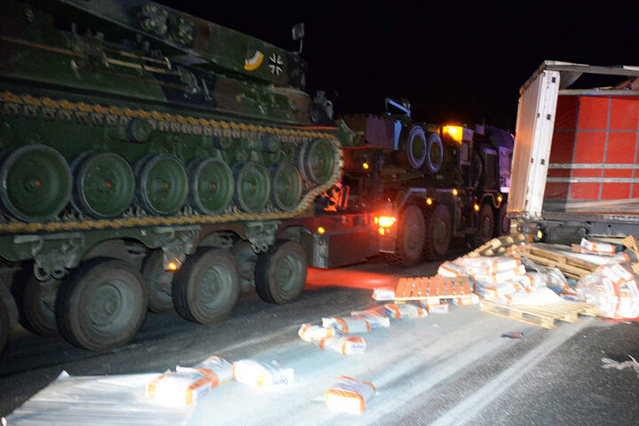 Auch ein Panzer der Bundeswehr passierte die Unfallstelle.