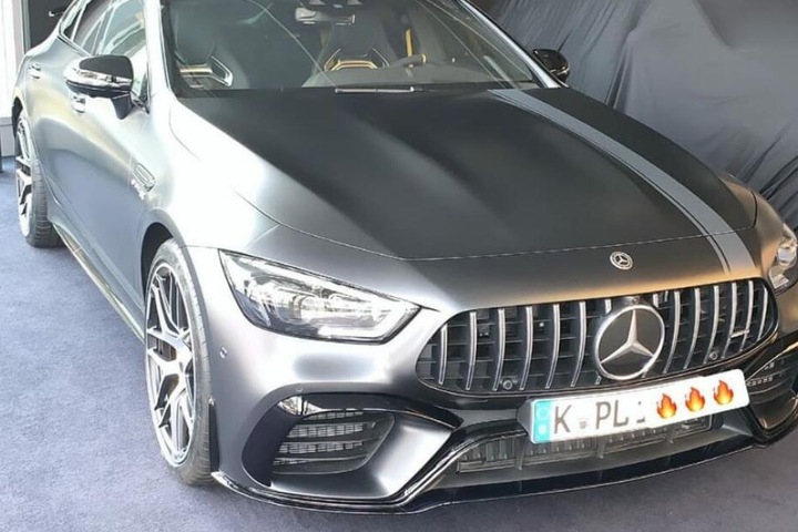 Der Sänger hat sein Geld in einen PS-starken Mercedes gesteckt.