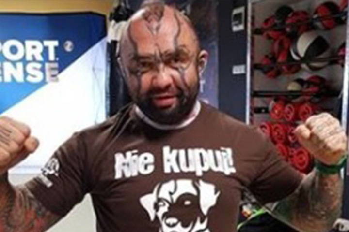 Der polnische Kampfkünstler und Kick-Boxer Marcin "Różal" Różalski.