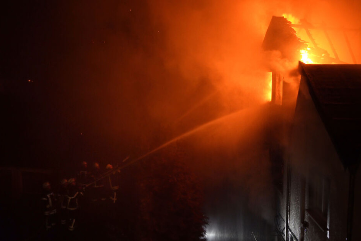 Auch Nachbarhäuser wurden durch die Flammen beschädigt.