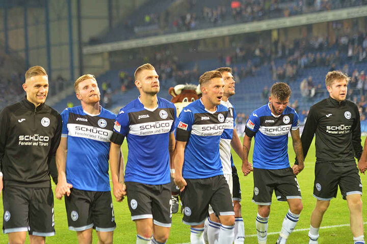 Bei diesen sieben Spielern sind ganze vier Neuzugänge dabei: Leandro Putaro (l.), Konstantin Kerschbaumer (Mitte), Stefan Ortega (3.v.r.) und Patrick Weihrauch (r.).