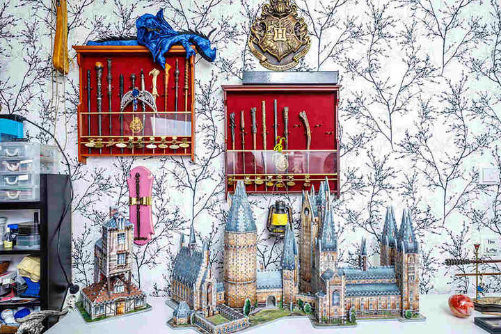 Schaukästen für die Zauberstäbe von Harry, Ron, Hermine und Co., dazu 3D-Modelle vom Hogwarts-Schloss und dem "Fuchsbau", dem Haus der Familie Weasley.