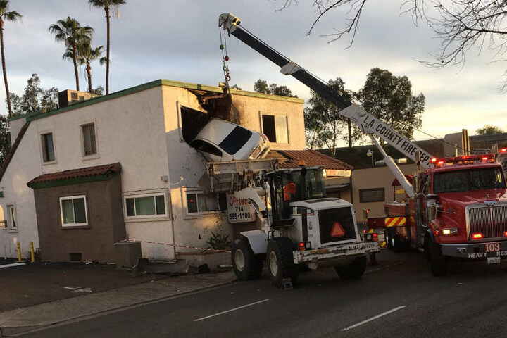 Ein Kran musste das Auto schließlich bergen.