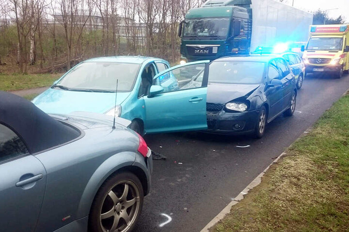 Fünf Autos krachten ineinander.