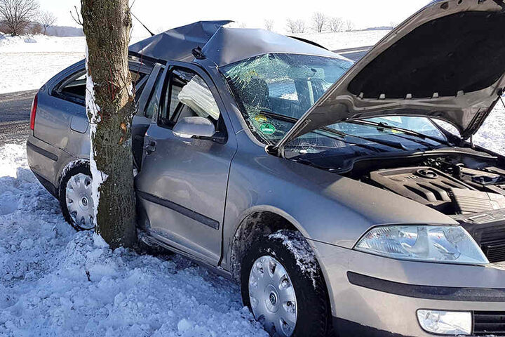 Bei winterlichen Straßenbedingungen knallte ein Skoda Octavia gegen einen Baum.