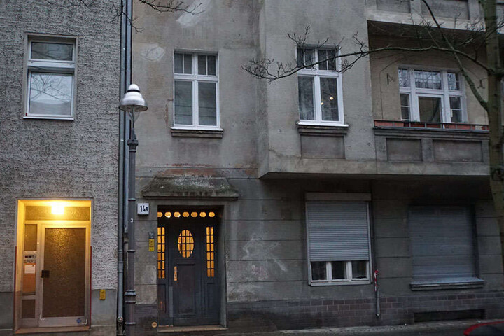 In diesem Haus in der Zimmerstraße fand Polizei und Feuerwehr den verletzten Mann.