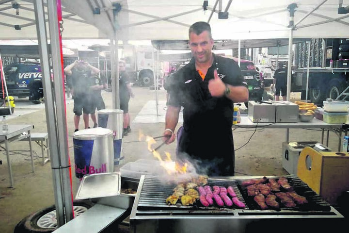 Gerd Kastenmeier (49) kocht und grillt in Peru für das "x-raid"-Team auf der Rallye Dakar.