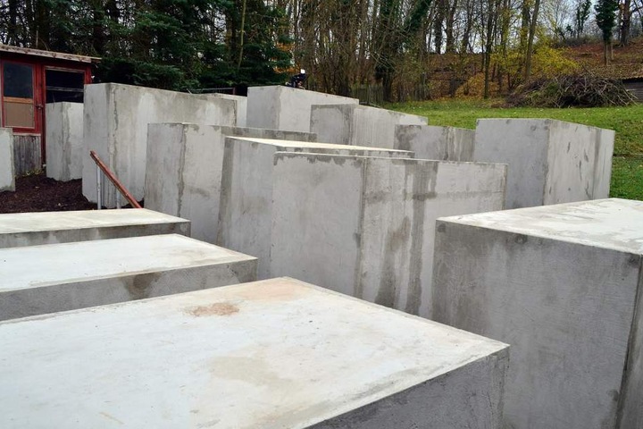 24 Steelen wurden im Garten von Höckes Nachbarhaus aufgestellt.