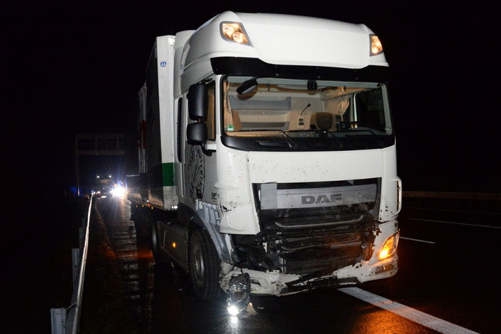 Der Lkw-Fahrer hatte das Auto auf dem Standstreifen nicht gesehen und rammte es.