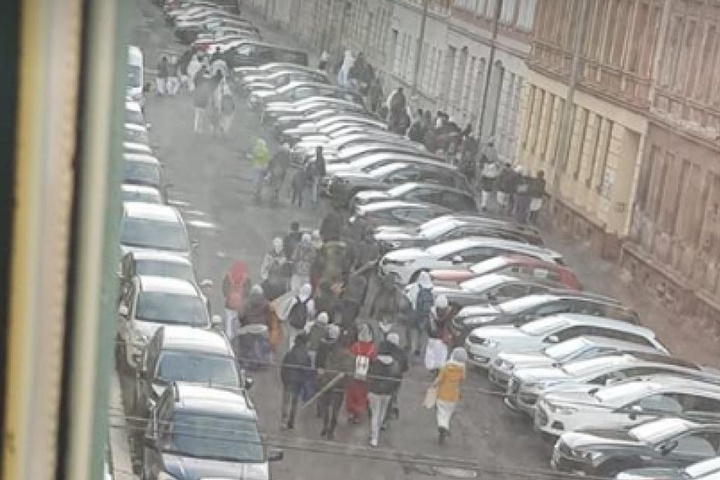 Auch in den Morgenstunden waren die Menschen noch unterwegs.