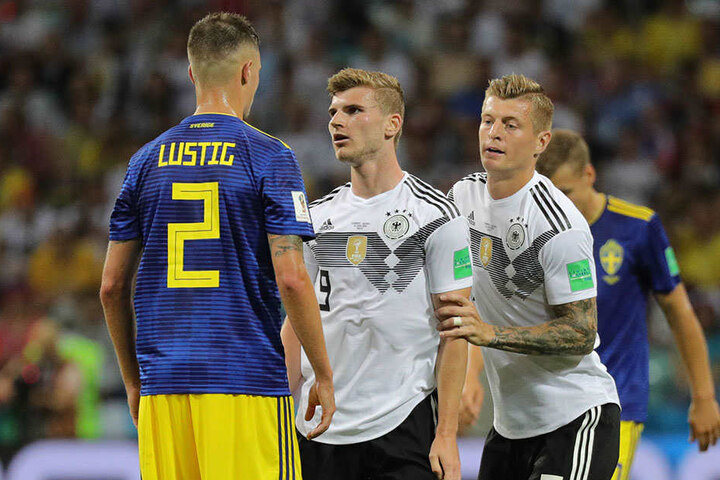 Timo Werner (M.) legt sich mit Schwedens Mikael Lustig (l.) an. Toni Kroos (r.) hält seinen Mannschaftskameraden zurück.