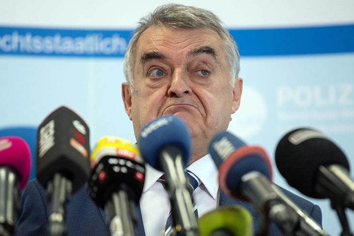 Innenminister Herbert Reul (CDU) spricht im Landeskriminalamt über die Clan-Kriminalität