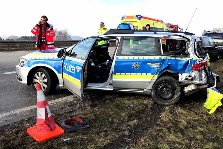 Eine Polizistin wurde am Rücken verletzt und musste mit einem Rettungshubschrauber ins Krankenhaus gebracht werden.