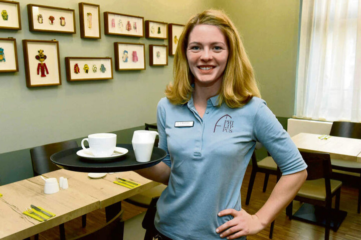 Eileen Wiedemann (27) arbeitet an der Rezeption und hilft auch im Service aus.
