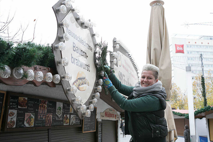 Ella Pieczynska (40) schmückt ihre Bratwurstbude auf der Prager Straße. Eröffnung ist am Donnerstag.
