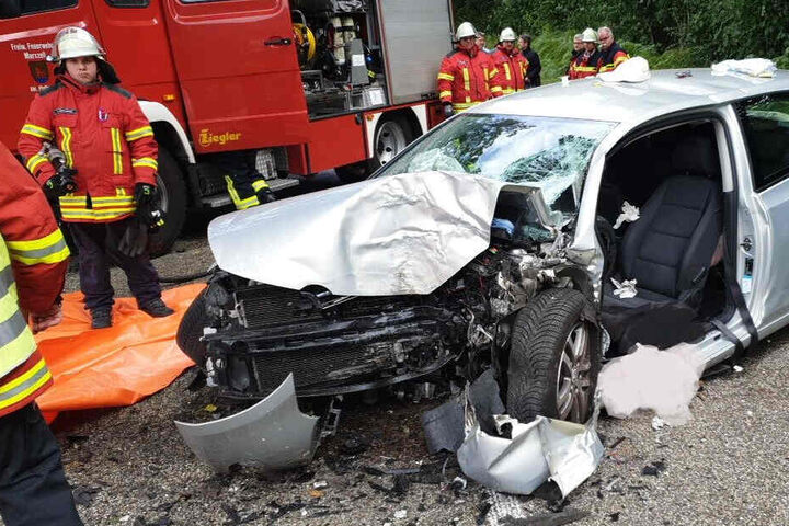 Die Feuerwehr musste den schwer verletzten Mann aus dem zerstörten VW-Golf befreien.