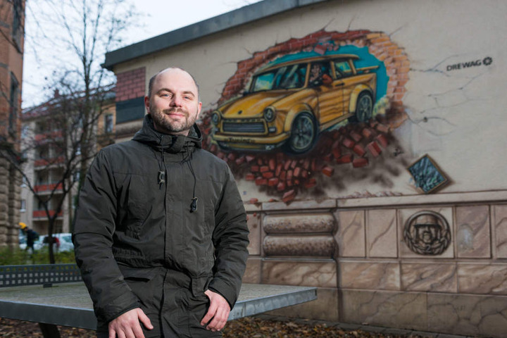 Zwickau-Fan Christian Adler (39) findet auf der ganzen Welt Spuren der Trabi-Stadt - auch in Dresden, wo der Autor lebt.