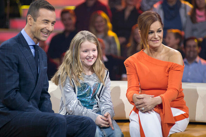 Kai Pflaume, Leona Imming, Andrea Berg auf der Couch.
