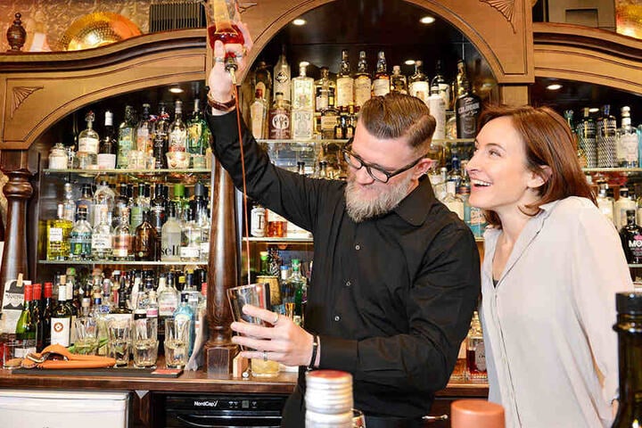 Aaah, so machst Du das! Lachend staunt das ehemalige GZSZ-Sternchen über die Mixkünste von Barkeeper Waldemar Bornemann (39).