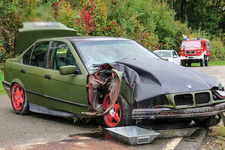 Fahrer und Beifahrer des Bmw wurden durch den Aufprall leicht verletzt.