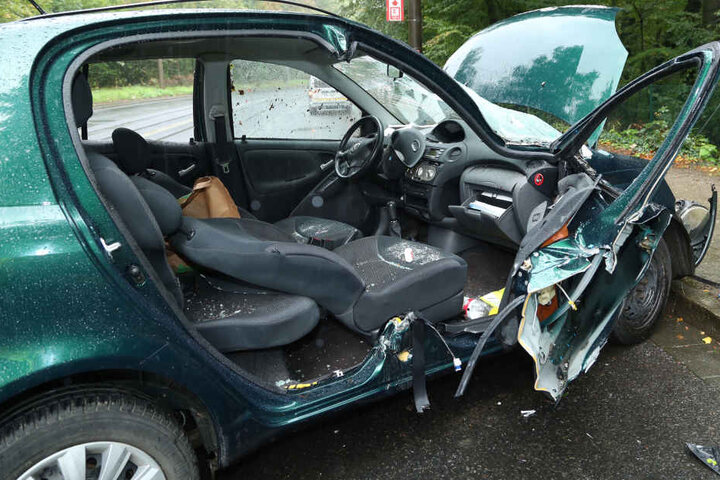 Die Fahrerin wurde bei dem Unfall leicht, ihr Beifahrer schwer verletzt.