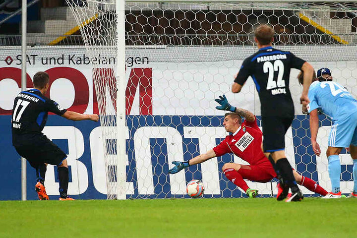 Nur wenige Sekunden nach dem Ausgleich trifft Zlatko Dedic (l.) zum 2:1.