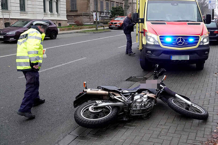 Der Biker wurde bei dem Unfall verletzt.
