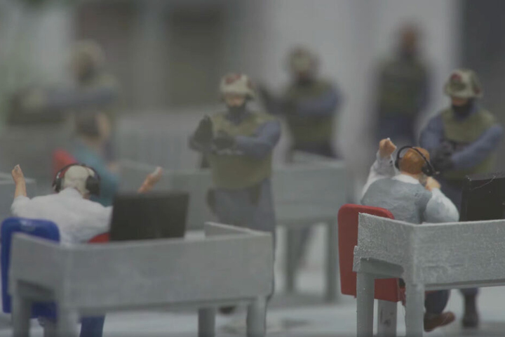 Eine Spezialeinheit der Polizei nimmt im Video die Kriminellen hoch.