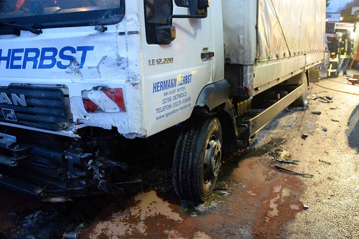 Gegen diesen Lkw prallte die Fahrerin frontal auf.