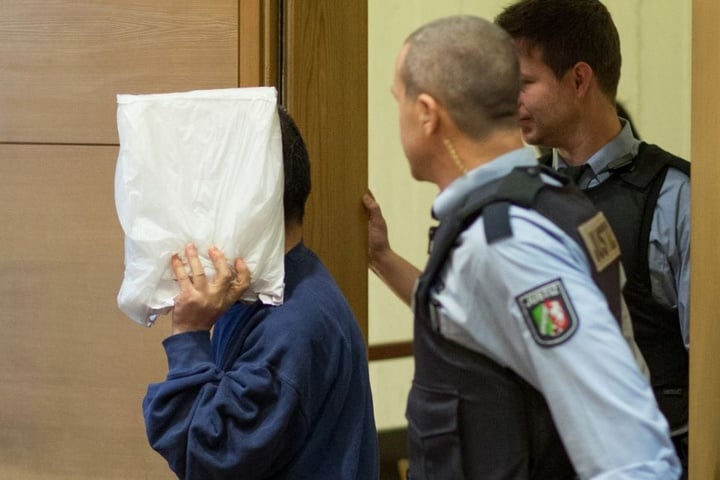 Der Angeklagte betritt den Sitzungssaal im Landgericht - er muss für weitere 8 Jahre im Gefängnis bleiben.
