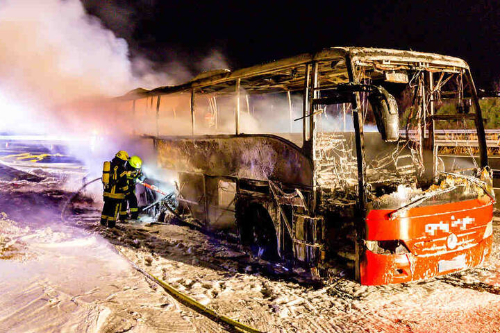 Von dem Bus blieb nur ein ausgebranntes Wrack übrig.