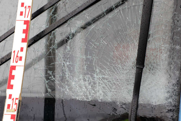 Der Mann war gegen die Frontscheibe der Bahn geprallt und wurde dann auf das Nebengleis geschleudert.