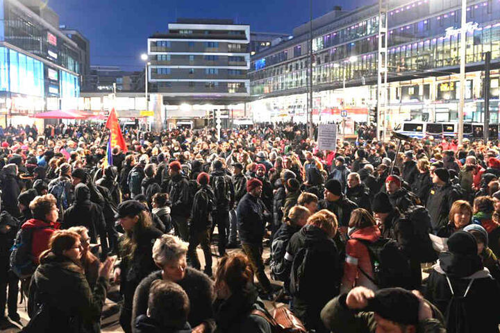 Gegendemonstranten haben sich 17.30 Uhr am Wiener Platz gesammelt.