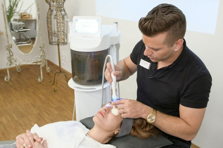 Robert (33) in seiner "Wellnessfee".