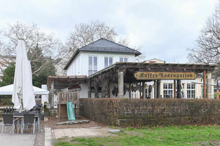Der Rosengarten am Neustädter Elbufer ist sehr beliebt.