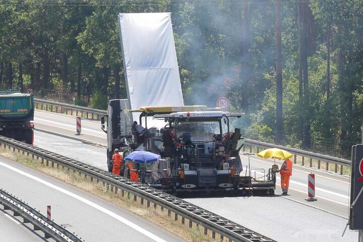 Es sieht oft anders aus, aber auf der A13 wird gearbeitet. Hier eine Teermaschine bei der Fahrbahnerneuerung in Höhe Radeburg.