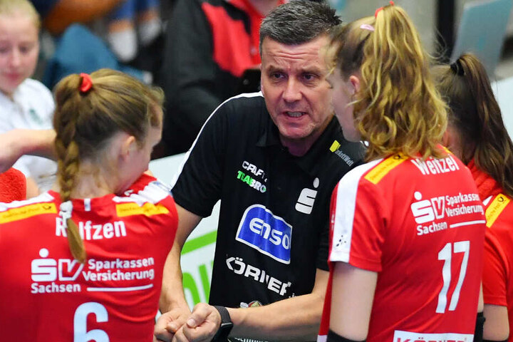 Coach Alex Weibl gab seinen Mädels während einer Auszeit Anweisungen.