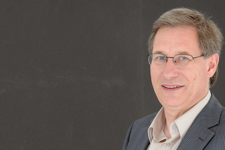 Religionssoziologen Detlef Pollack ist sich sicher, dass Skandale und Steuern nicht der einzige Grund für den Mitgliederschwund sind.
