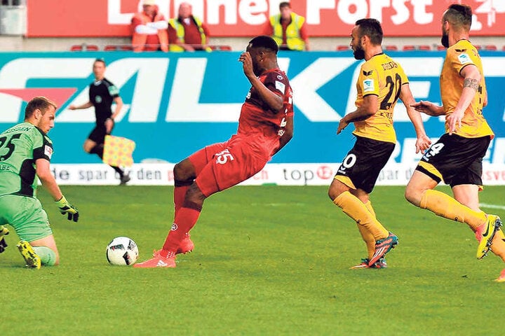 Dynamos Dauerbrenner: Linksverteidiger Fabian Müller (2.v.r.) und und Torhüter Marvin Schwäbe (l.) fehlten bisher keine einzige Minute.