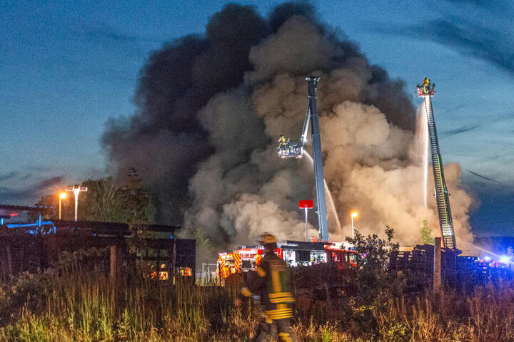 Die Löscharbeiten der Feuerwehr zogen sich bis spät in die Nacht hinein.