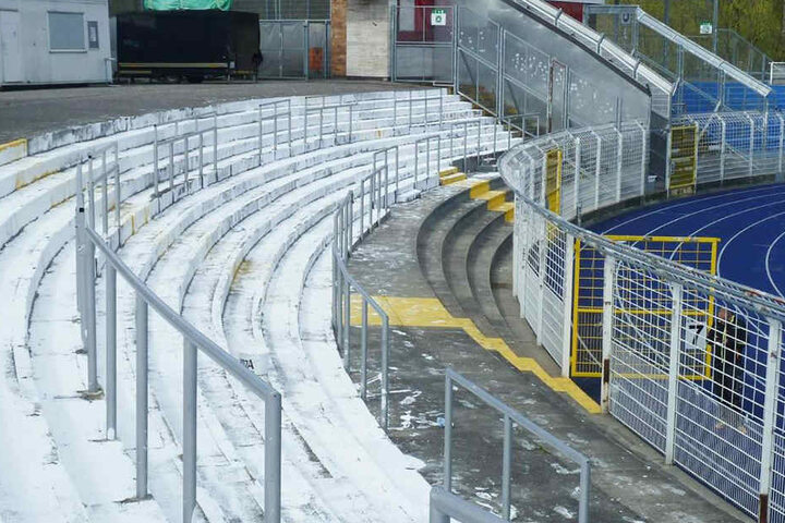 Der Stehplatzbereich wurde mit weißer und blauer Farbe beschmiert.