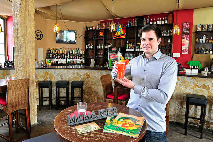 Philipp Döhne mixt die Cocktails bald im neuen "Viva Mama Joes" auf dem Johannisplatz.