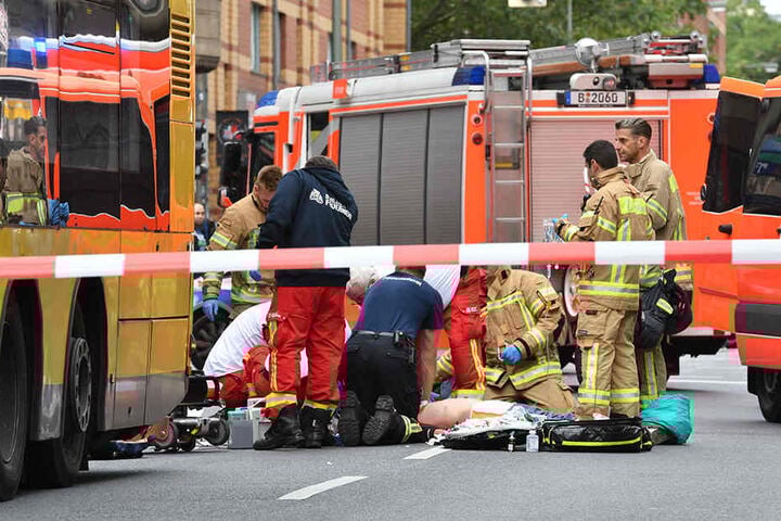 Die Rettungskräfte reanimierten den Mann mitten auf der Rudi-Dutscke-Straße.