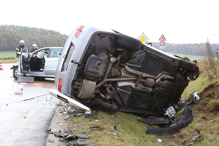 Drei Menschen wurden bei dem Crash verletzt.